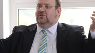 Klaus Firschke, Abteilungsleiter Produktmarketing für Industrial Cabinet Connectivity bei Phoenix Contact: „In der Industrie wird die Zahl der Verdrahtungen auch in Zukunft weiter steigen.“ (Bild: Vogel Business Media)