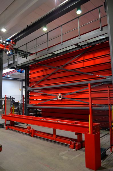 Bild 5: Das Lager verfügt über eine Ein- und zwei Auslagerstationen. (Bild: Kasto)