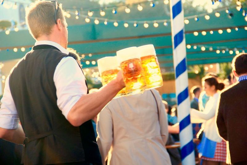 Jedes Jahr fließen über sieben Millionen Liter Bier durch die Kehlen der Oktoberfestbesucher.  (Pixabay)