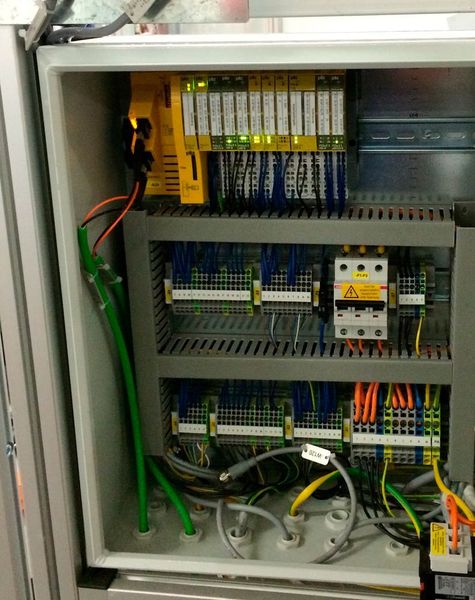Die Kopfmodule des dezentralen E/A-Systems PSS Universal mit Profinet-Schnittstelle bieten im Gegensatz zu Systemen mit nachträglich installierter Sicherheitstechnik deutlich mehr Sicherheit bei gleichwertig integrierter Automatisierung. (Bild: AUDI AG/Pilz GmbH & Co. KG)