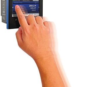 Die komplette Bedienung des F4T  geschieht über das 4,3 Zoll große Touch-Display, an dessen unterem Rand sich statt empfindlicher Tasten lediglich vier beleuchtete Softkeys befinden.
