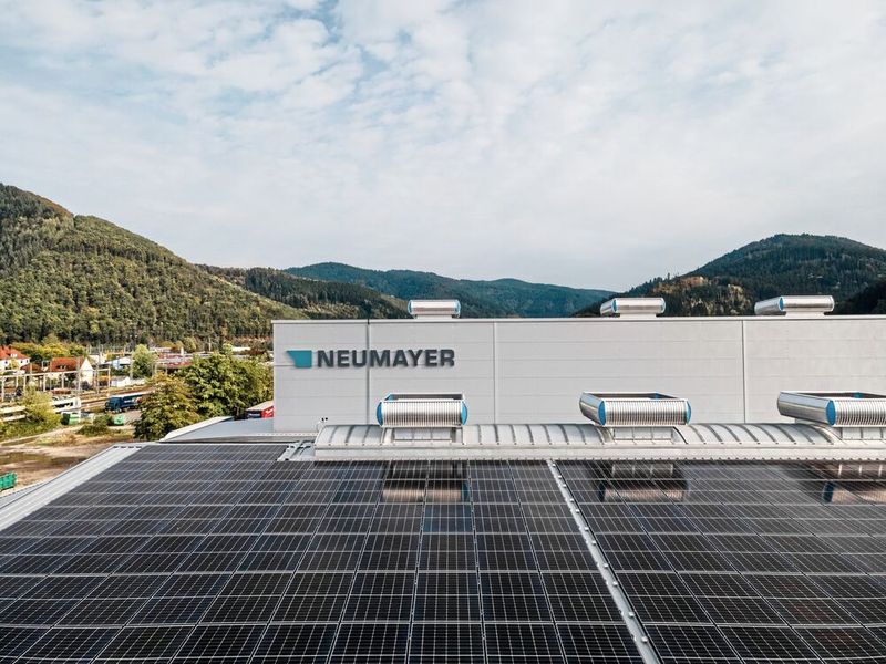 Neumayer nutzt Strom aus PV- und Windkraftanlagen und kauft Ökostrom zu. (Bild: Max Isele)