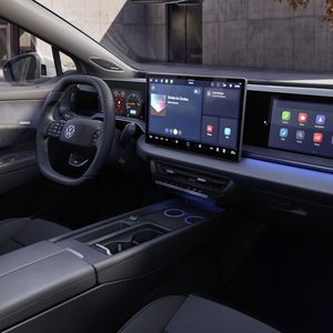 The cockpit features up to three screens.(Source:  Volkswagen AG)