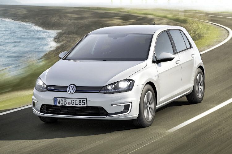Ein aerodynamischer Feinschliff und Leichtaufreifen sollen den Golf elektroantriebstauglich machen. (Foto: VW)