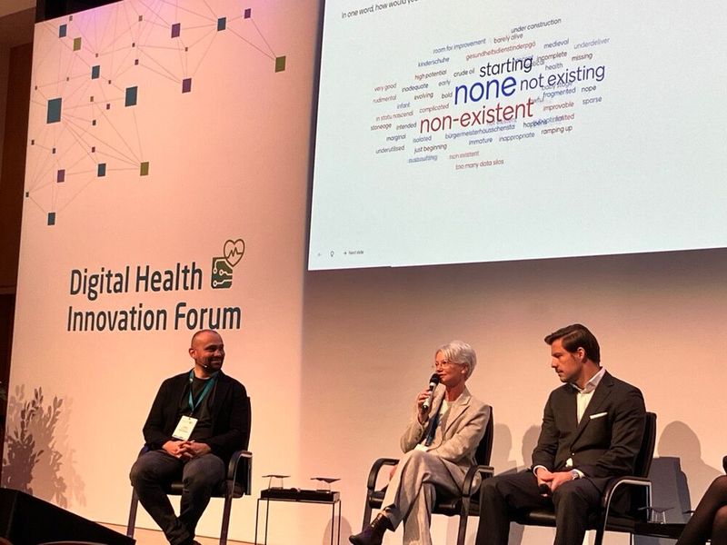 Die Teilnehmenden und Panelisten sollten den aktuellen Stand der datenbasierten Versorgung in ihrem beruflichen Umfeld in einem Wort beschreiben. Das erste Wort aus dem Publikum lautete „None“ – nicht vorhanden. Malene Fischer dagegen antwortete: „Wachsend