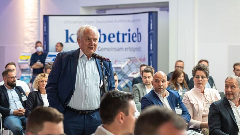 Immer wieder stellten interessierte Zuhörer Fragen. (Bild: Stefan Bausewein)