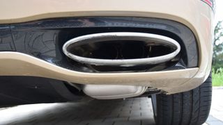 Für den klassischen Auspuff wird es eng. Die EU hat das faktische Aus für den Verbrenner beschlossen. Die Reaktionen fallen erwartungsgemäß sehr unterschiedlich aus. (Bild: Holz – »kfz-betrieb«)