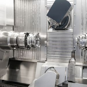 Blick in den Arbeitsraum der auch durch ihr glasbetontes Äußere imponierenden M20 Millturn. Sie wird mit Reitstock oder Gegenspindel angeboten. Ein Einzelwerkzeug-Träger mit B-Achse am unteren Schlitten gilt als weitere Besonderheit.