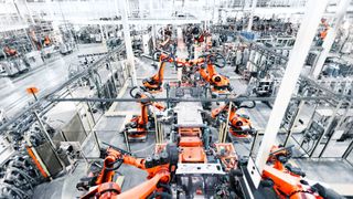 Typisches Einsatzgebiet: Industrieroboter kommen in der Autoindustrie in zahlreichen unterschiedlichen Produktionsschritten zum Einsatz.  (Bild: KUKA Group)