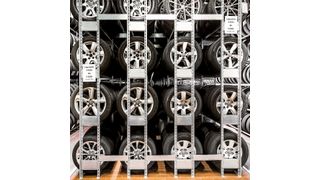 Die Räder- und Reifenregale der Lieferanten bestehen aus einzelnen Modulen. Sie lassen sich platzsparend einsetzen und wenn nötig an anderer Stelle wieder aufbauen.  (Bild: Hacobau)