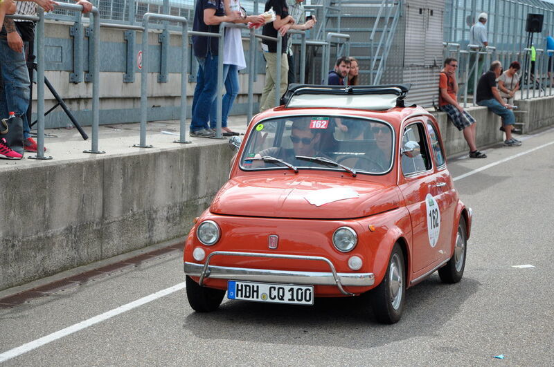 Mit der Startnummer 163 der kleinste Teilnehmer: ein Fiat 500 L von 1972. (Schunk)