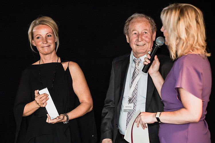 Moderatorin Birte Karalus gratuliert Uschi Bernegger-Schneider und Siegfried Bernegger zum 1. Platz beim Da-Vinci-Award von Fiat Chrysler Automobiles in Deutschland. (Foto: FCA)