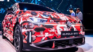 Noch zeigt VW den für 2026 geplanten ID-Polo-GTI in leichtem Tarnkleid. (Bild: IAA)