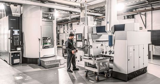 Das manuelle Eingeben von Produktparametern an der zerspanenden Maschine vor Ort in der Fertigung wird durch die Digitalisierung künftig entfallen.(Bild:  Schaeffler (Jeibmann Photographik))