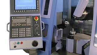 Auf der Orthotec 2010 zeigt der Schweizer Maschinenbauer Bumotec Teile, die mit seinem Bearbeitungszentrum S-191 gefertigt wurden. Bild: Orthotec (Archiv: Vogel Business Media)