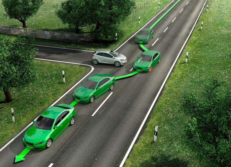 Sichere Ausweichmanöver dank ESP: Ausweichmanöver auf trockener, nasser, verschmutzter oder rutschiger Fahrbahn führen häufig zu schweren Verkehrsunfällen. ESP vergleicht mit Hilfe intelligenter Sensoren 25-mal pro Sekunde, ob das Auto auch dahin fährt, wo der Fahrer hinlenkt. Weichen die Werte voneinander ab, greift das Schleuderschutzsystem unterstützend ein. (Bild: Bosch)