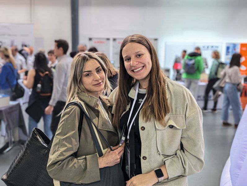 Besucherstimmen der LAB-SUPPLY Wien 2025  Juliane Fink (l.) und Christina Knieli von der Scantox Neuro GmbH:  „Für uns ist es das erste Mal auf einer LAB-SUPPLY. Unsere Chefin hat gefragt, ob wir herkommen möchten. Zwei Vorträge haben wir uns heute schon angehört. Unser Fazit bisher: Sehr gut. Wir kommen nächstes Jahr gerne wieder.“     Mehr Infos zu den kommenden LAB-SUPPLY-Messen finden Sie auf www.lab-supply.info (Bild: VCG – Lüttmann)