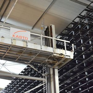 Das Kast-System bei Schwarzwald-Eisenhandel stellt mit einem Regalbediengerät (RBG) die benötigten Artikel bereit. Das klappt mit kurzen Zugriffszeiten nach dem Prinzip „Ware-zum-Mann“, an einer von zwei Auslagerstationen.
