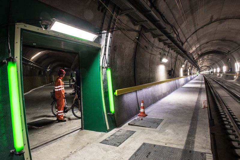 Nach über 20 Jahren Planungs- und Bauzeit wird in der Schweiz die Fertigstellung des Gotthard-Basistunnels gefeiert – der längste Eisenbahntunnels der Welt. Jede Menge Technik sorgt für einen reibungslosen Schienenverkehr. So wird beispielsweise Messtechnik von Endress + Hauser für die Tunnel-Entwässerung eingesetzt. (AlpTransit Gotthard AG)