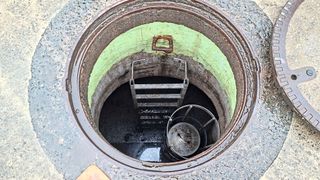 Der erste Blick verrät ganz viel – etwa dass Steigeisen und Leiter hier nichts zu suchen haben. Und dass sich bereits jemand in Sachen nachträgliche Schachtabdichtung (grün) probiert hat. (Bild: Dominsky – VCG)