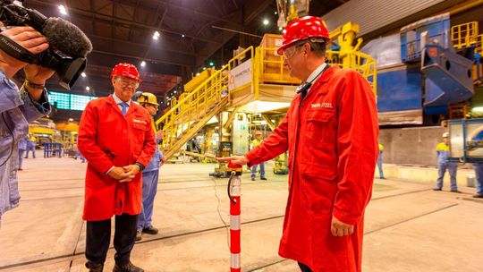 Arthur van Dijk, Repräsentant des Königshauses in der Provinz Nordholland (r.), gab den Startschuss für die neue Stranggießanlage von Tata Steel im Beisein von Hans van den Berg (l.), Vorstandsvorsitzender von Tata Steel Netherland.(Bild:  Tata Steel)