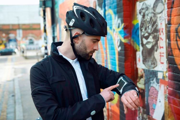 Smarte Fahrradjacke – Mitarbeiter von Ford haben eine Jacke entwickelt, die mittels App mit dem Smartphone verbunden ist und beim Navigieren hilft und für Außenstehende Richtungswechsel anzeigt. Die intelligente Jacke verfügt über Ärmel, die aufleuchten, wenn der Träger nach rechts oder links abbiegen möchte. Die fahrradfreundliche Navigations-App ist drahtlos mit einem Smartphone verbunden und interagiert mit den Trägern der Jacke durch Vibrationen. Dadurch soll der Radfahrer seine Augen nicht mehr von der Straße oder die Hände vom Lenker nehmen müssen. (Ford-Werke GmbH)