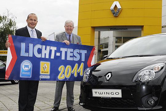 Gemeinsame Sache beim Licht-Test 2011: Achim Schaible, Vorstandsvorsitzender Renault Deutschland AG, und ZDK-Präsident Robert Rademacher. (Archiv: Vogel Business Media)