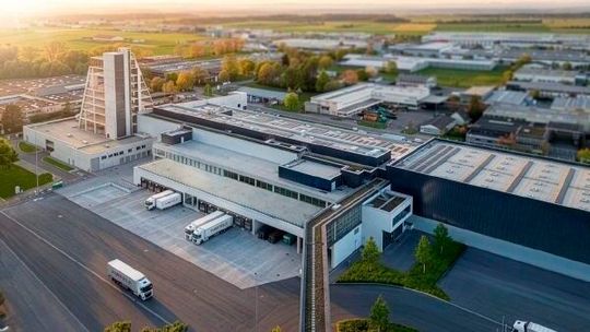 Mit der Inbetriebnahme seines neuen Logistikbereichs hat Häfele seine Kleinteilelogistik schrittweise aus dem Bestandsgebäude in den Neubau verlagert. Im Vordergrund ist die 110 Meter lange Brücke zwischen dem Neubau und em bestehenden Versandzentrum zu erkennen.(Bild:  IO-Consultants)