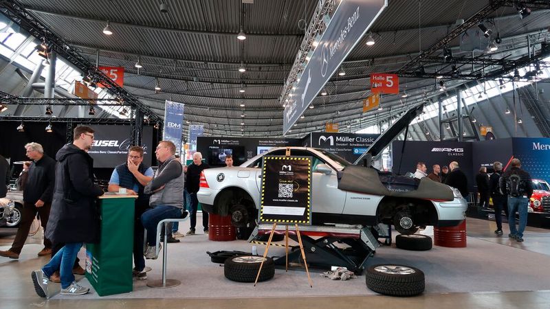 Intensive Gespräche am Stand des Mercedes-Benz-Oldtimerspezialisten Müller Classic. Auf der Kurzhubbühne ein SLK der Baureihe R170, den man auf Oldtimermessen (noch) nicht häufig zu sehen bekommt. (Bild: Diehl – VCG)