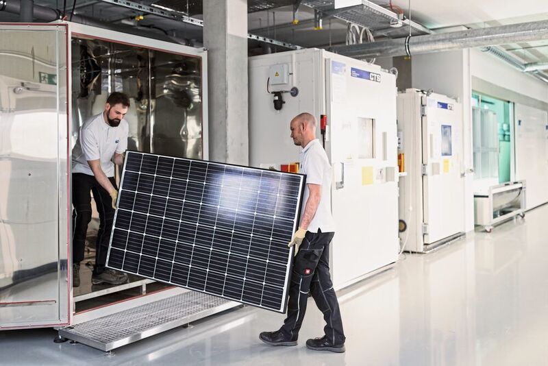 Bild 3:  Klimakammern im SOLAB des ZSW. Der PID-Test wirkt auf die Solarmodule wie eine jahrzehntelange Betriebsdauer und liefert realistische Lebensdauerdaten bezüglich der PID-Empfindlichkeit.  (ZSW/Alexander Fischer)