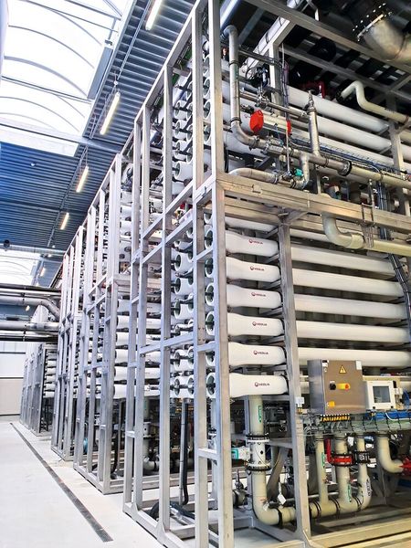 Bei der Umkehrosmose werden Mikroverunreinigungen bis zu Teilchengrößen von 0,1 Nanometern aus dem Wasser gefiltert. Die feinporigen, halbdurchlässigen Filterschichten sind in Druckröhren aufgerollt. (Bild: Schubert & Salzer Control Systems)