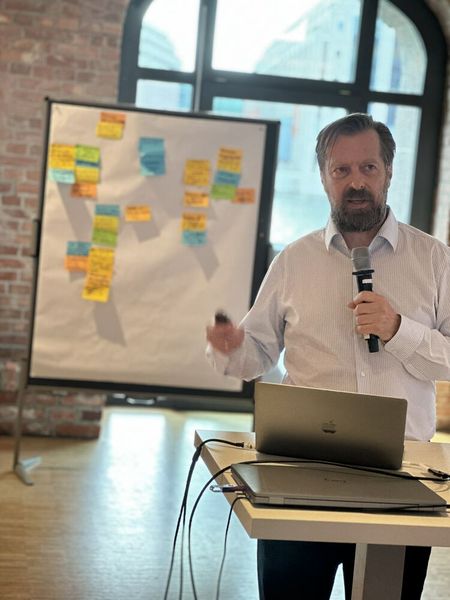 Bart de Witt, Founder der Hippo AI Foundation, gibt in seiner Keynote Einschätzungen zum Kampf um die Macht von KI. (Bild: Vogel IT-Akademie)