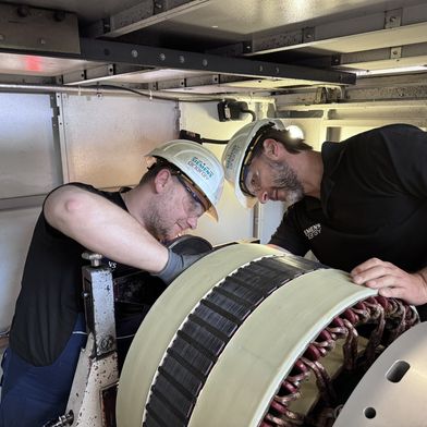 The Siemens Energy employees attach balancing weights at the precisely calculated and adjusted angular position to achieve the best possible result. (Source: Schenck Rotec)