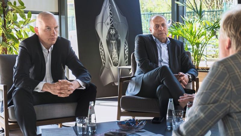 Holger Merz (links) und Harald Keller im Gespräch mit »AI«-Chefredakteur Claus-Peter Köth.(Bild:  EDAG)