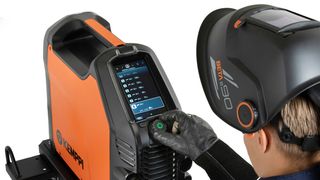 Hier stellt ein Schweißfachmann die passenden Parameter über den Weld Assist bei der Master 315 von Kemppi ein. So können man nichts mehr falsch machen. (Bild: Pictuner Oy / Kemppi)