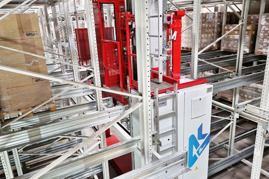 Das automatische Kanallager verfügt über maximal 15 Palettenstellplätze hintereinander.(Bild:  Klinkhammer)