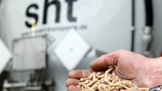 Die Qualität von Pellets leidet bei jedem Transport- und Lagerungsvorgang. Deshalb ist der schonende Umgang mit dem Brennstoff besonders wichtig. (Bild: SHT)