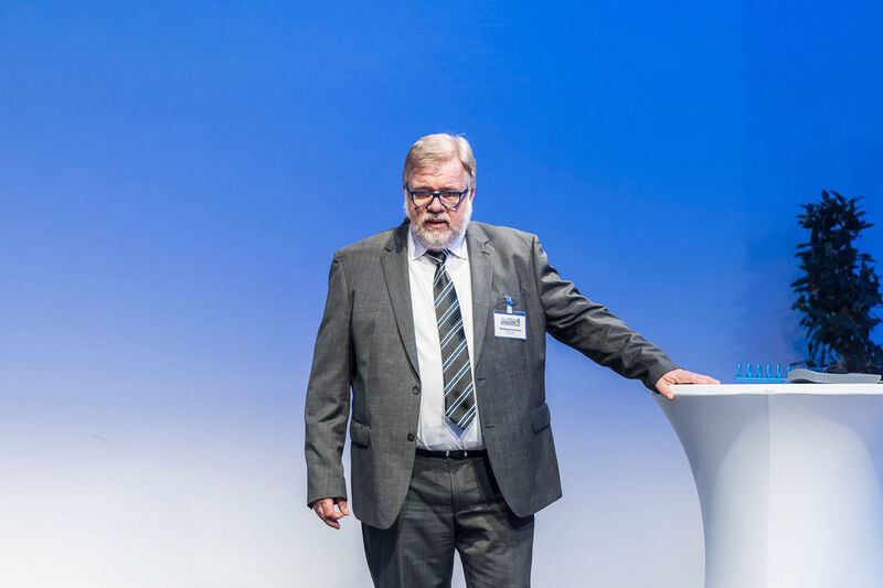 Wolfgang Schüssler gewährte einen tiefen Einblick in das Know-how der Carbon GmbH bzgl. der Außenhautinstandsetzung. (Wengel)