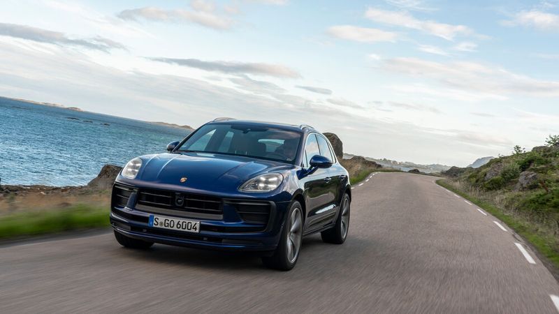 Der Porsche Macan wurde überarbeitet. Insgesamt ist die Modellpflege optisch eher unauffällig gehalten. (Bild:Porsche)