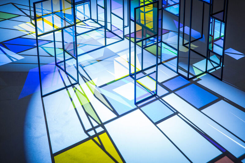 Durch ein Sol-Gel-Verfahren mit diversen Beschichtungsmaterialien entstehen Farbeffektglas, optische Filter und Nanobeschichtungen. (Prinz Optics )