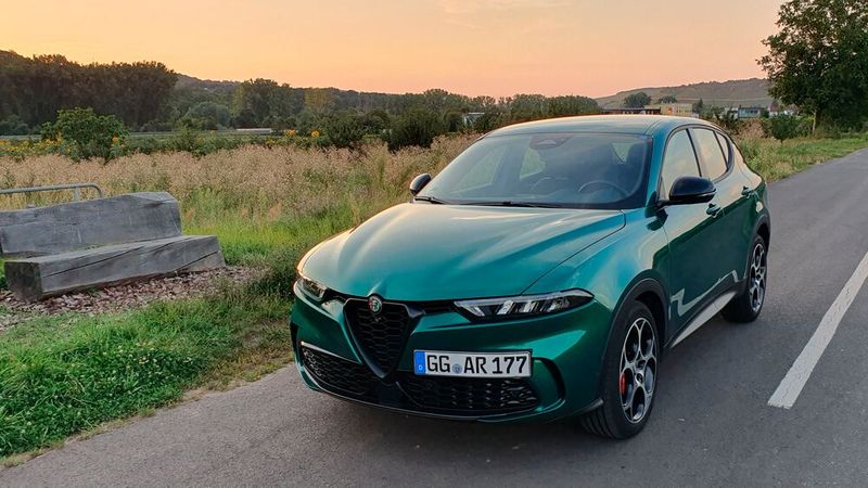 Er ist der erste Hybrid der Marke und ein Hoffnungsträger: Mit dem Tonale scheint Alfa Romeo ein guter Wurf gelungen zu sein. Erstaunlicherweise weiß dieser eher mit optischen und komforttechnischen Eigenschaften zu beeindrucken als mit fahrtechnischen.(Bild:  Rosenow – VCG)