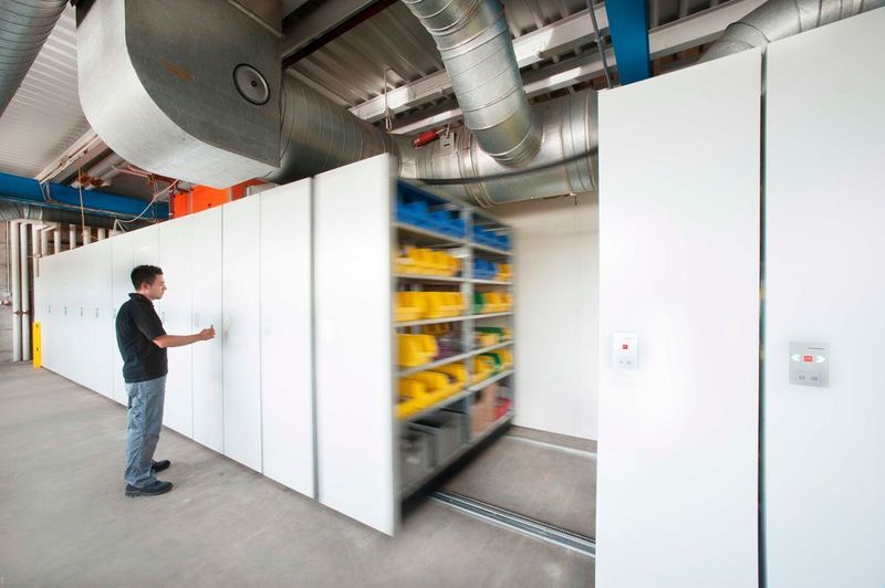 Dieses elektrische Verschieberegal für leichte Lasten ist geeignet für den Einsatz beispielsweise in der Industrie, in Ersatzteillagern, Museen und Bibliotheken. (SSI Schäfer)