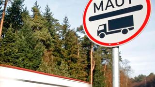 Wie der dpa jetzt zu Ohren gekommen ist, fordern Logistikverbände, dass die auf CO2-Emissionen basierende Lkw-Maut doch bitte vernünftig verwendet werden sollte. Dabei denkt man an die Umrüstung der Lkw-Flotten auf klimaneutrale Antriebe. (Bild: S. Offenberger)