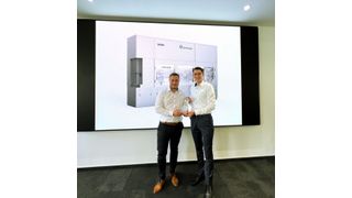 Die Groninger-Mitarbeiter Matthias Mettmann (links) und Robert Kibele, haben die Auszeichnung  für die Robocell im französischen Annecy le Vieux  entgegengenommen. (Bild: Groninger)