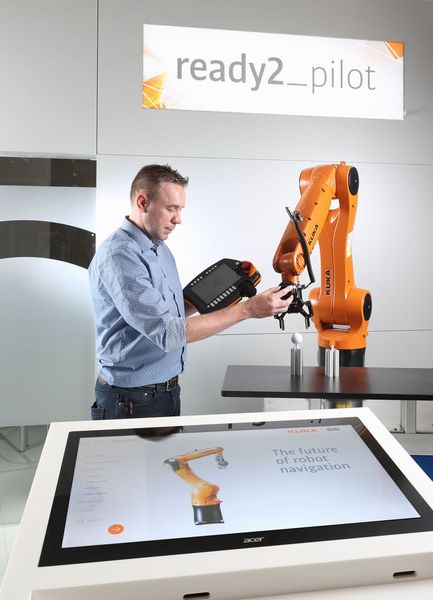 Gewünschte Bewegungen werden beim VIP Navigator per Druck auf den Navigatorknopf abgespeichert. Die dazu bereitgestellte Software erfasst dabei einzelne Punkte oder Aufzeichnungen von ganzen Bahnbewegungen. (Kuka)