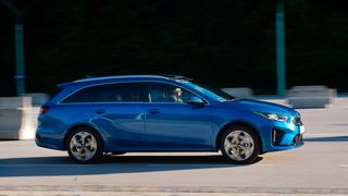 Keine staatliche Förderung für Plug-in-Hybride mehr: Somit fiele auch der Kia Ceed durchs Vergünstigungsraster. (Bild: Kia)