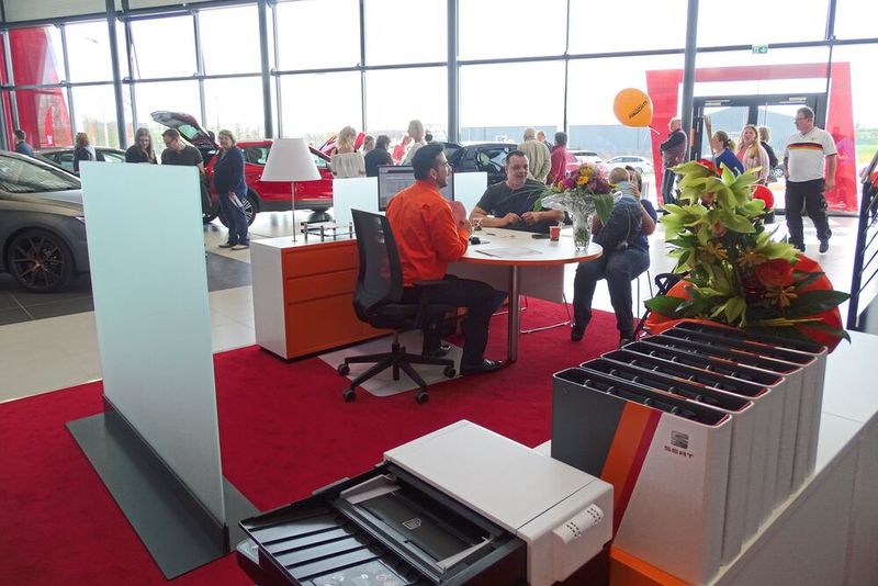 Mancher nutzte den Besuch gleich für ein Kaufgespräch. (Bild: Früchtl)