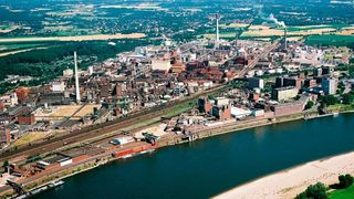 In Krefeld-Uerdingen, Standort des weltweit größten Werks für synthetische Eisenoxidpigmente, erhöht Lanxess bis 2019 schrittweise die Produktionskapazität von bislang 280.000 Jahrestonnen um rund 23.000 Tonnen Rot- und Schwarzpigmente. (Currenta/Lanxess)