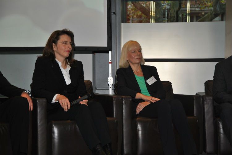 Imelda Labbé, Geschäftsfüherin von Skoda Deutschland, und Antje Woltermann, Geschäftsführerin des ZDK, standen ebenfalls Rede und Antwort zu allen Fragen, die Investionsentscheidungen anlässlich des CI-Umbaus betrafen. (Foto: Joachim von Maltzan)