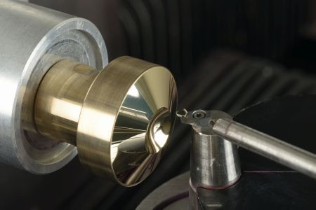 Bild 1: Die Diamantzerspanung eines Formeinsatzes. Damit lassen sich sie die Formen in hoher Präzision bearbeiten. (Bild: Fraunhofer IPT)